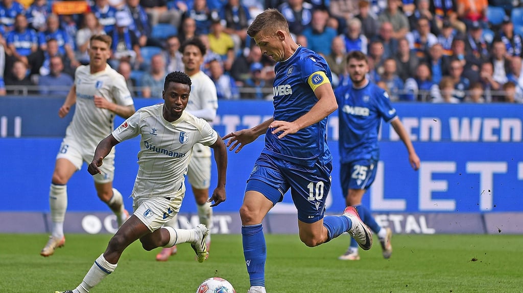Schlüsselspieler des KSC und größte Gefahr für Lubambo Musonda (l.) und den 1. FC Magdeburg: Marvin Wanitzek.