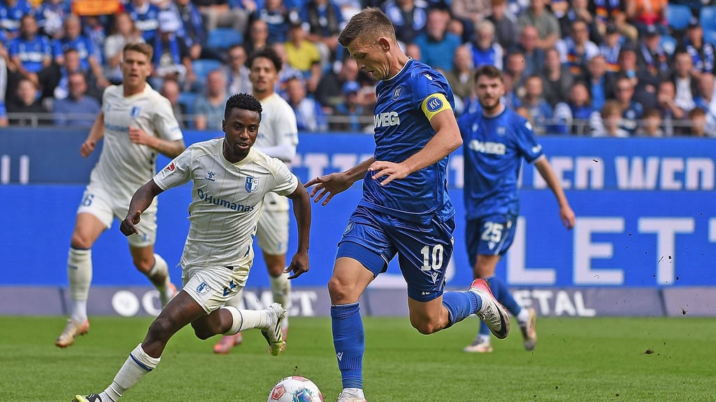 Schlüsselspieler des KSC und größte Gefahr für Lubambo Musonda (l.) und den 1. FC Magdeburg: Marvin Wanitzek.