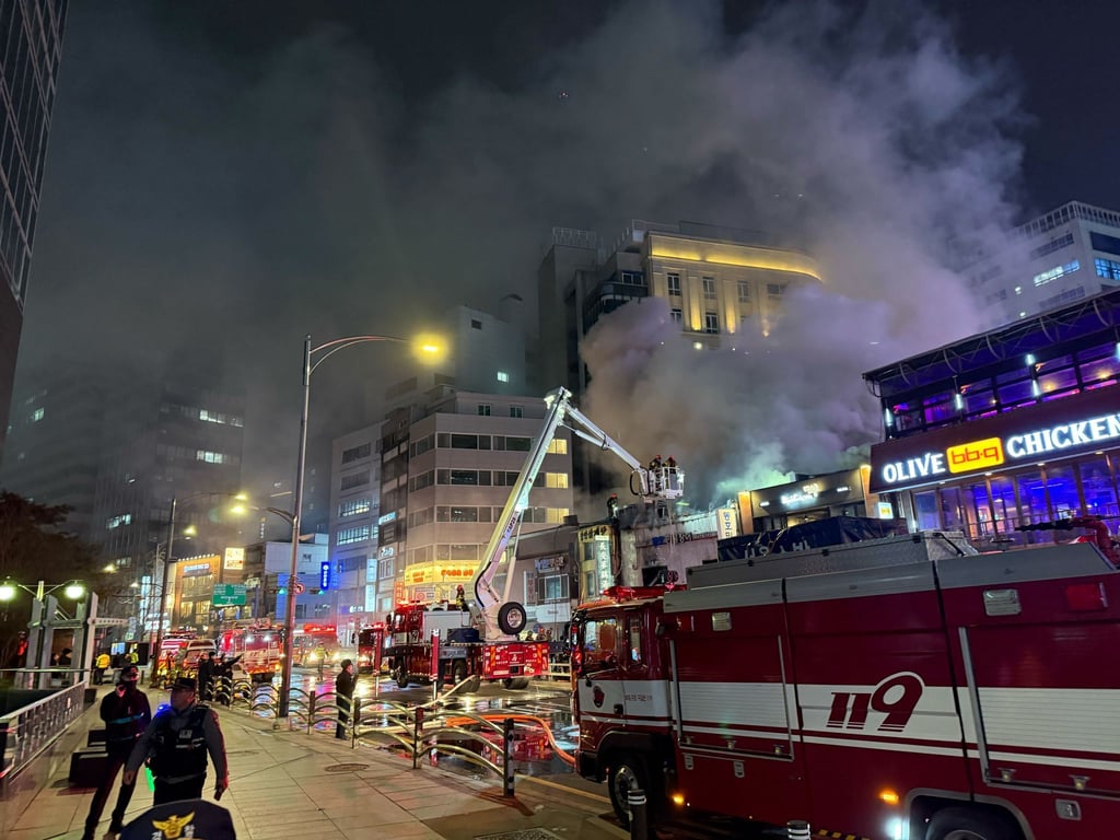 Ein Feuer ist in einem Restaurant im Stadtzentrum von Seoul, direkt hinter dem Rathaus, ausgebrochen.