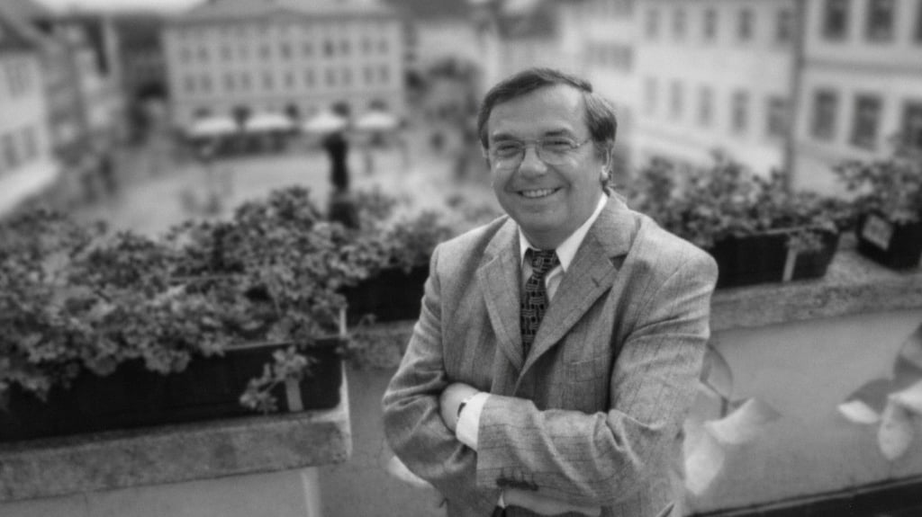 Peter Pfützner, hier auf dem Altan des Rathauses, war von 1990 bis 2006 Bürgermeister der Lutherstadt Eisleben. 