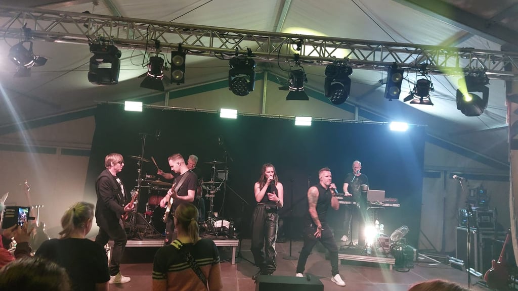 Mit der Band „Atemlos" herrschte Feierstimmung im Festzelt auf der Ebendorfer Festwiese. Allerdings reichte die vorhandene Stromleitung nicht für eine vollwertige Versorung aus, so dass Stromaggregate aufgestellt werden mussten.
