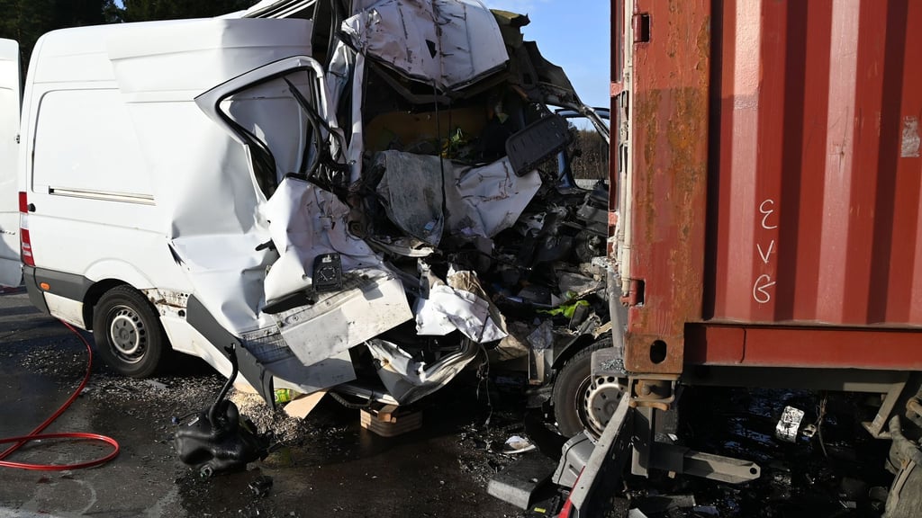 Tödlicher Unfall auf der A7, der Beifahrer aus diesem Transporter starb noch an der Unfallstelle.