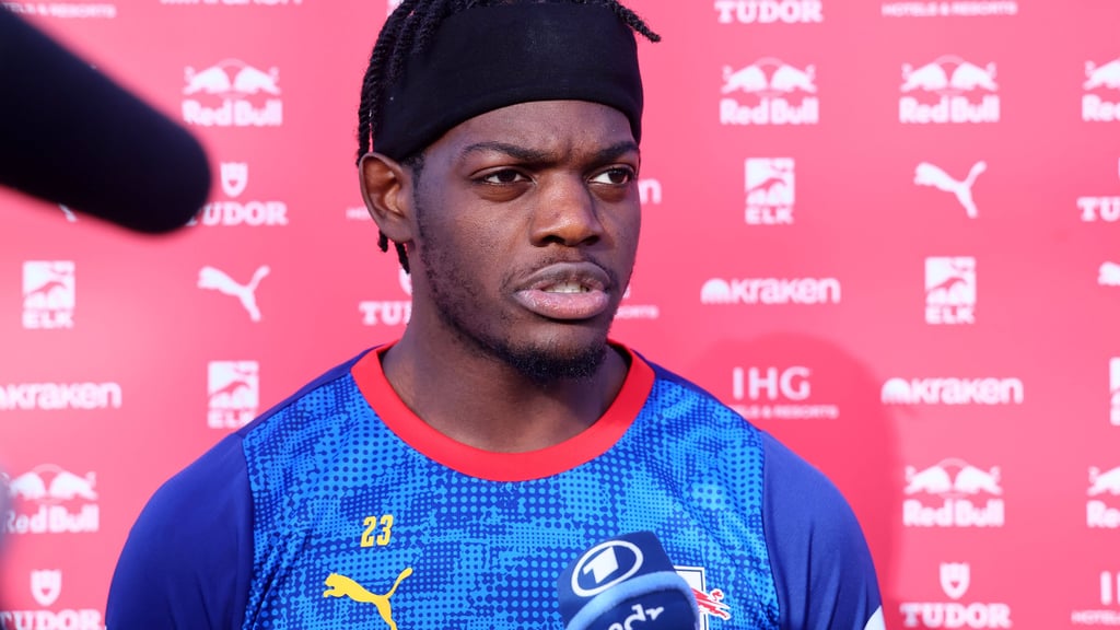 Castello Lukeba steht den Medien Rede und Antwort.