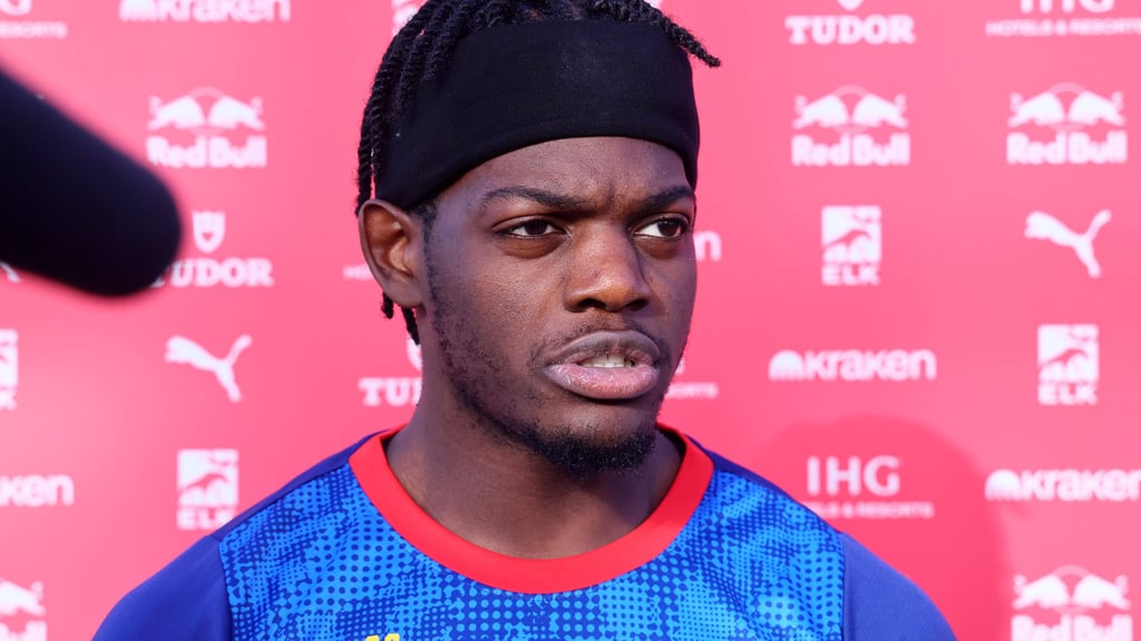 Castello Lukeba steht den Medien Rede und Antwort.