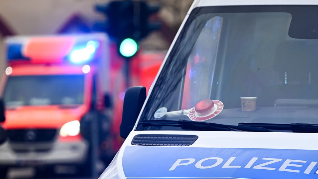 Einsatzfahrzeuge von Polizei und Feuerwehr.