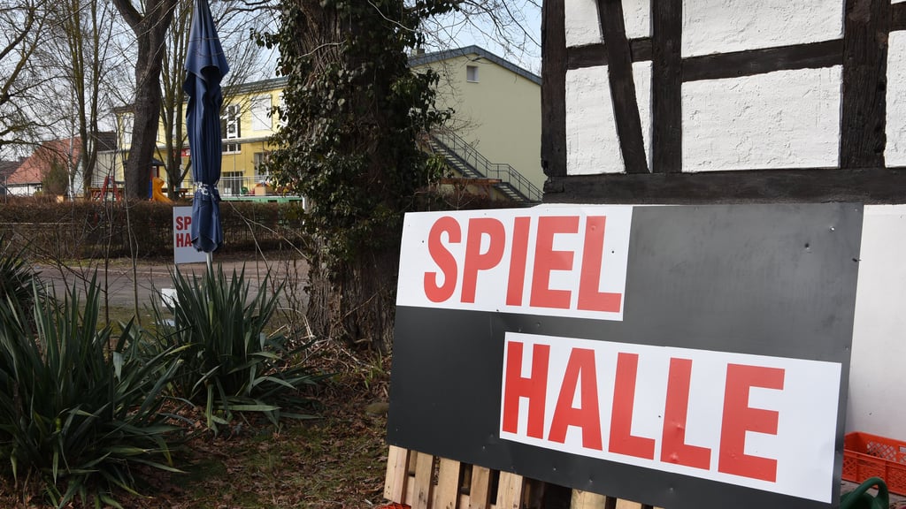 Vorn die künftige Spielhalle, gleich dahinter die Kita Märchenland.