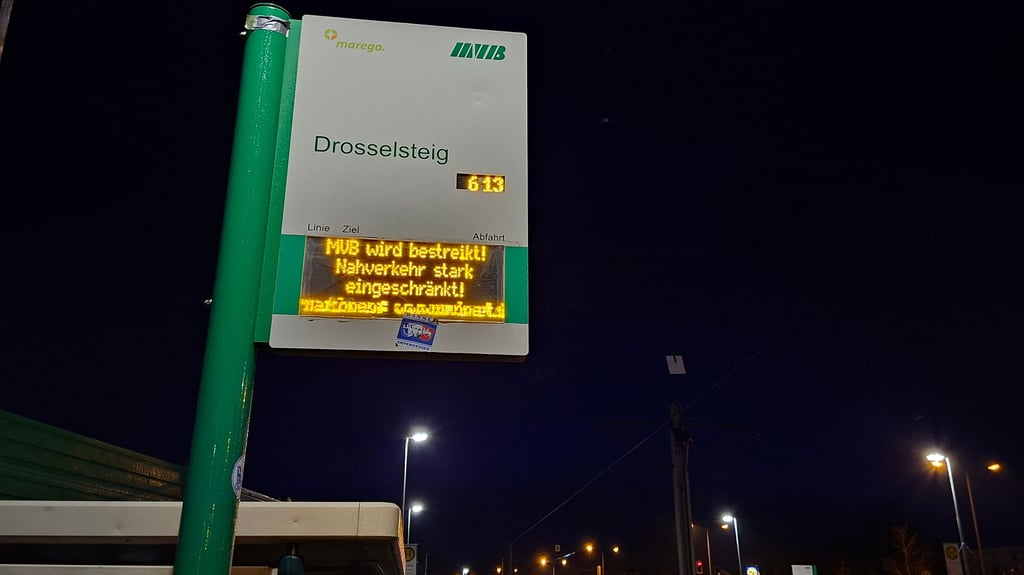 Die Infotafel der Magdeburger Verkehrsbetriebe weisen daraufhin, dass sie bestreikt werden und der Nahverkehr nur eingeschränkt stattfinden kann. 