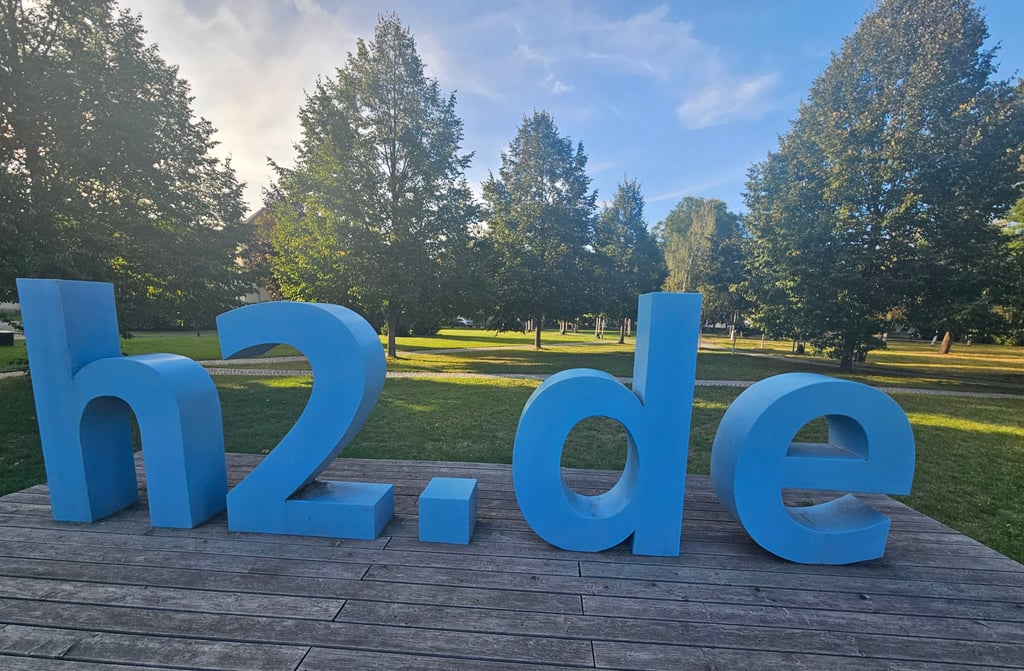 Die Hochschule Magdeburg‑Stendal liegt etwas außerhalb des Zentrums und ist normalerweise bequem per Straßenbahn erreichbar – während des Verdi‑Streiks müssen Studierende jedoch eigene, teils kreative Wege finden, um zum Campus zu kommen.