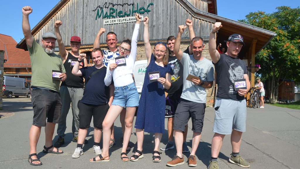 „HarzAttack“ bei der Übergabe der CDs auf dem Marienhof in Neinstedt. Die inklusive Band besteht seit nicht einmal einem Jahr und kann erste Erfolge vorweisen.