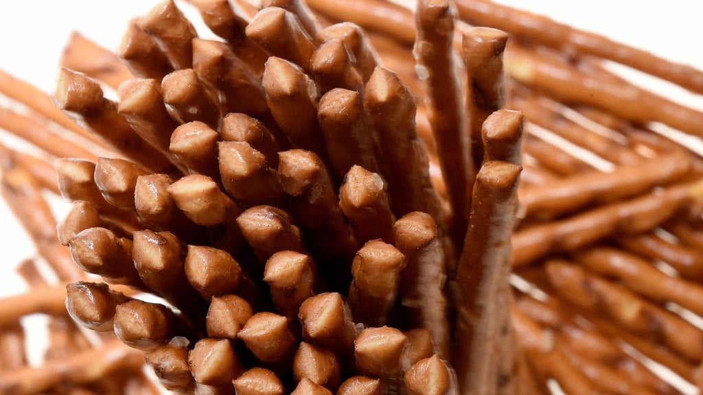 Salzstangen sind ein beliebter Knabberspaß. „Öko-Test“ kritisiert aber in einigen der untersuchten Produkte den erhöhten Acrylamidgehalt.