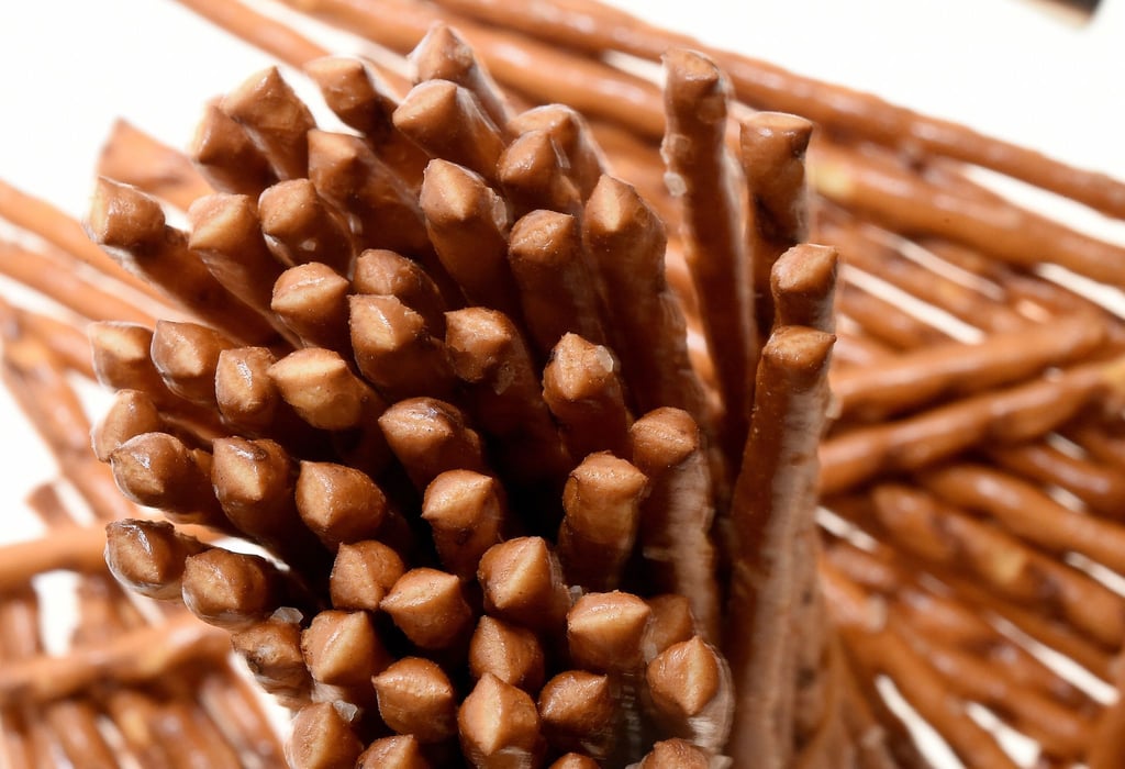 Salzstangen sind ein beliebter Knabberspaß. „Öko-Test“ kritisiert aber in einigen der untersuchten Produkte den erhöhten Acrylamidgehalt.