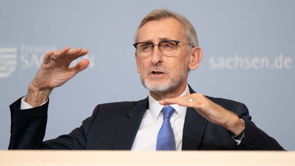 Der sächsische Innenminister Armin Schuster hat die frühere Bundesregierung nach der Gerichtsentscheidung zur AfD-Einstufung kritisiert (Archivbild).