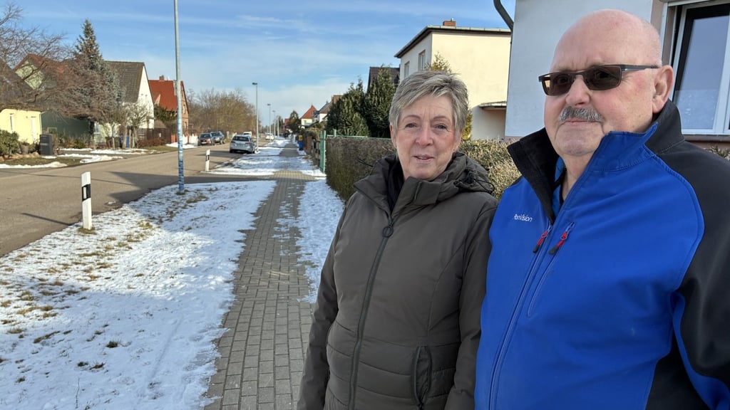 Katrin Leue und Gert Schuster sind Anwohner im Zipkeleber Weg in Magdeburg. Die zwischenzeitliche Ankündigung eines beidseitigen Park- und Halteverbots in ihrer Straße sorgt für Ärger.