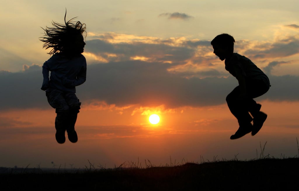 Gemeinsam spielen - sich fremden Kindern kann das anfangs schwerfallen. (Symbolbild)