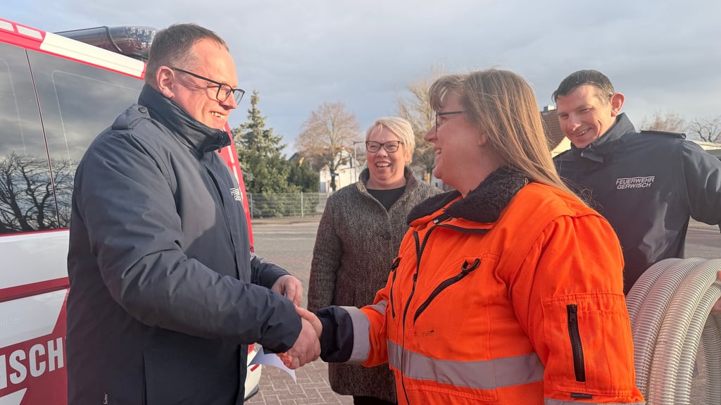 Maik Bletry, Wehrleiter der Feuerwehr in Gerwisch, und Ute Göldner von der Deutschen Bahn besiegeln die Einigung per Handschlag.