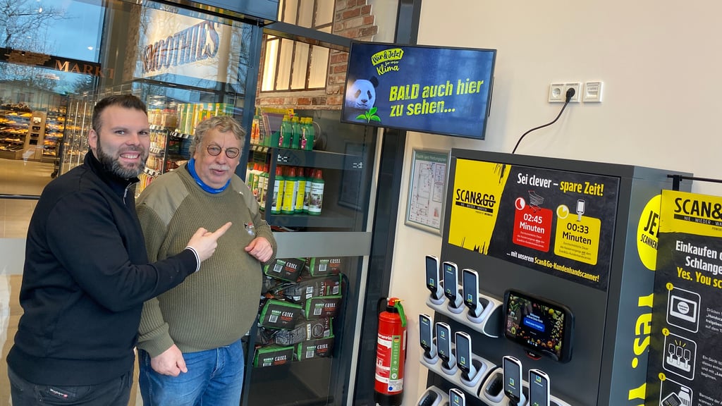 Geschäftsführer Martin Matthews (l) und Genthiner Grünenpolitiker Lutz Nitz in der neuen Edeka-Filiale in Ziesar.