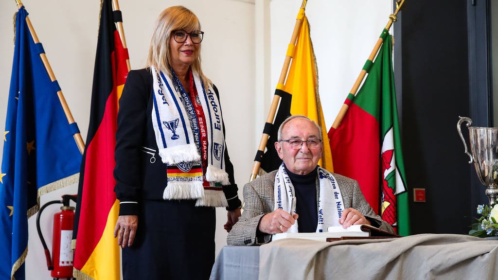 Ein weiterer Jubilar: Der ehemalige FCM-Spieler Helmut Gaube bei seiner Eintragung in das Goldene Buch der Stadt Magdeburg.