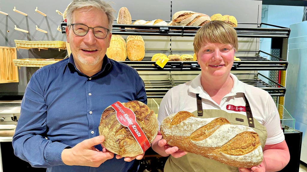  Chef Thomas Bubner und Verkäuferin Janine Große präsentieren mit  der  Doberluger Kloster-Kruste und  Lisas  Landbrot  zwei Verkaufsschlager.   