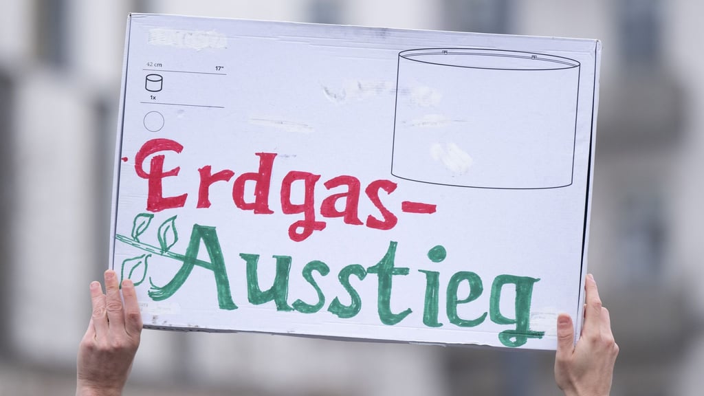 Klimaschützer haben in Dresden mit einer neuerlichen Straßenblockade für eine Wende in der Wärmeversorgung hin zu erneuerbaren Energien protestiert (Archivbild).