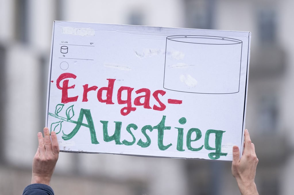 Klimaschützer haben in Dresden mit einer neuerlichen Straßenblockade für eine Wende in der Wärmeversorgung hin zu erneuerbaren Energien protestiert (Archivbild).