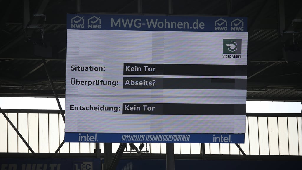 Der Videobeweis (VAR) kommt auch in der Avnet Arena beim1. FC Magdeburg regelmäßig zum Einsatz. In Zukunft könnte das noch häufiger passieren.