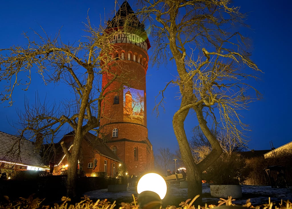 Der Wasserturm, das Wahrzeichen von Burg, ist der Schauplatz für den Weihnachtsmarkt vom Wasserturm-Verein. Der hat nun über die Zukunft vom Weihnachtstreiben entschieden.
