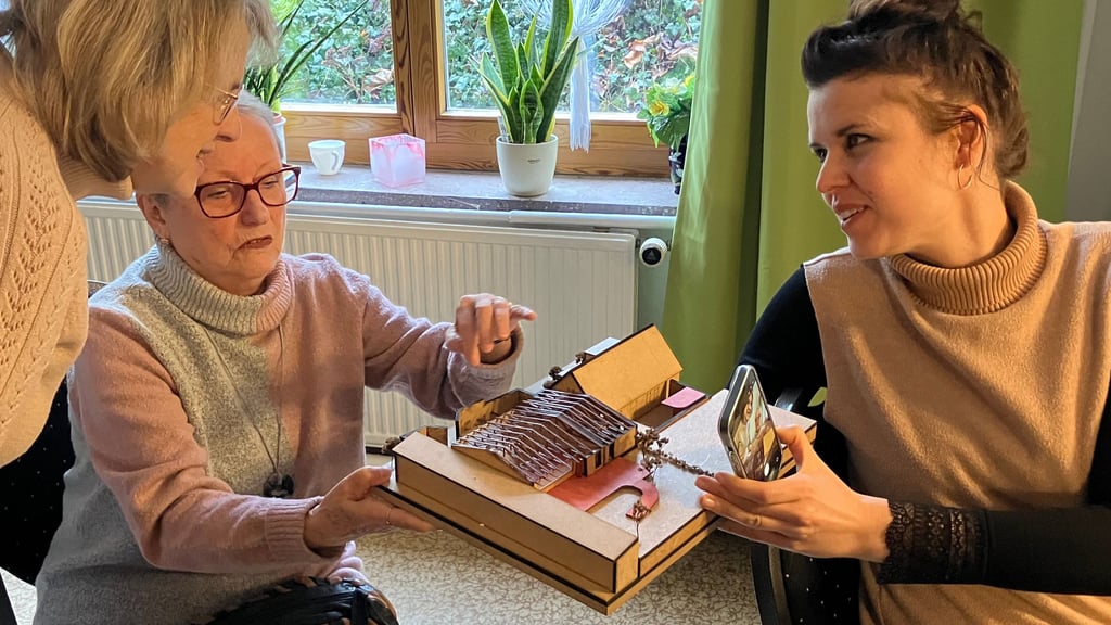 Die Modelle, die die Erfurter Studenten angefertigt hatten, gingen durch die Reihen der Gäste und wurden begutachtet.