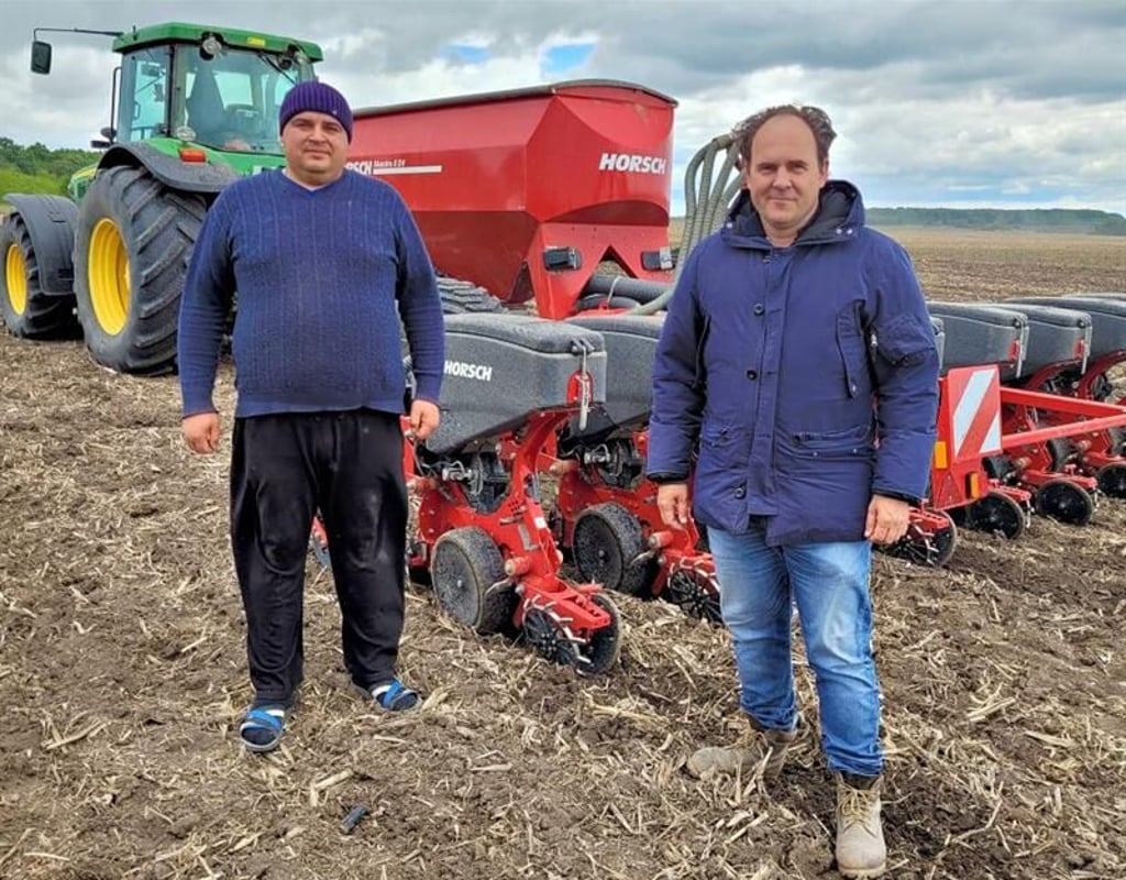 Landwirt Mathias Michael (rechts) mit einem Mitarbeiter bei der Aussaat von Mais in der Ukraine.