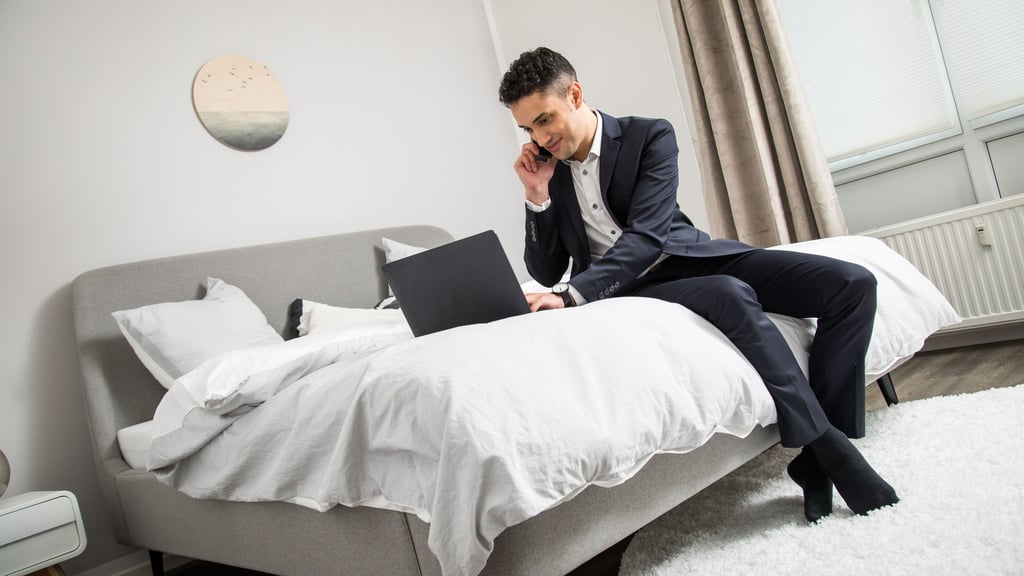 Karriere-Boost oder Beziehungskrise? Ein lukratives Angebot allein reicht nicht. Paare sollten Zeitplan, Treue und Zukunft offen klären.