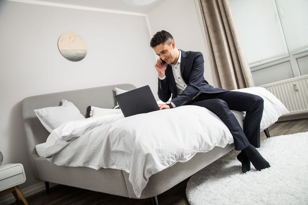 Karriere-Boost oder Beziehungskrise? Ein lukratives Angebot allein reicht nicht. Paare sollten Zeitplan, Treue und Zukunft offen klären.