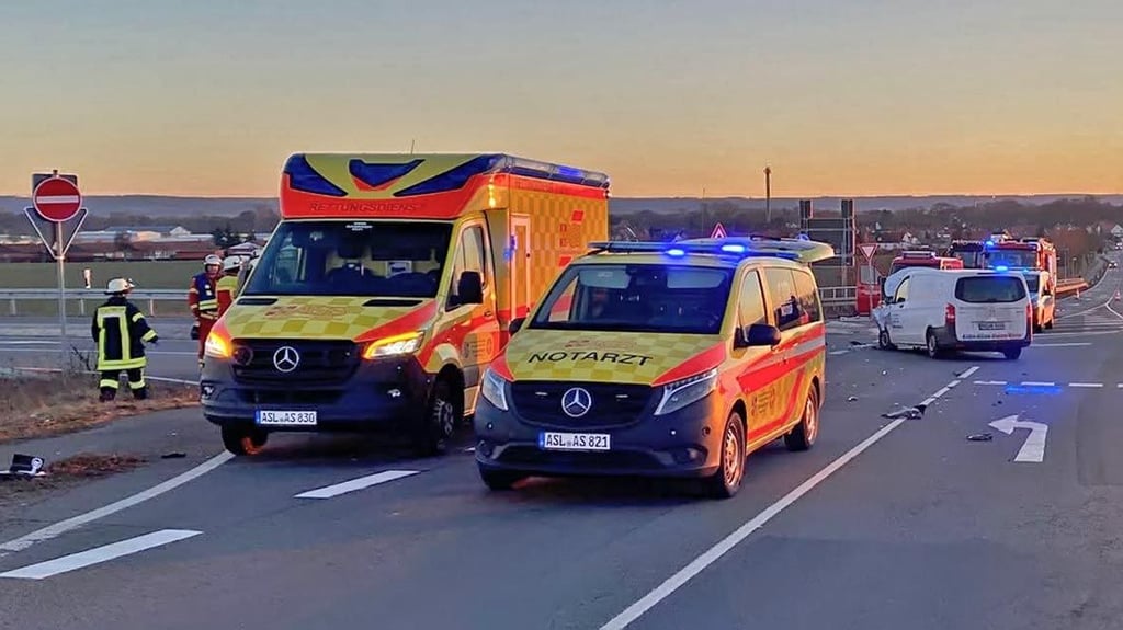 Ein tödlicher Unfall hat sich bei Hoym an der Autobahnauffahrt zur A36 am Mittwochnachmittag ereignet.