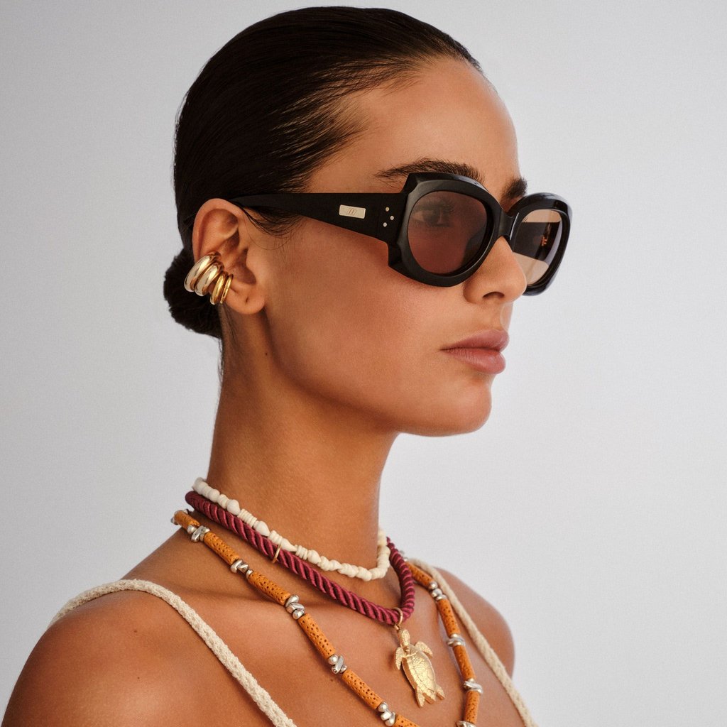 Jetzt angesagt bei Sonnenbrillen: Fassungen mit skulpturaler Anmutung. Hier ein Modell von Le Specs (ca. 80 Euro).