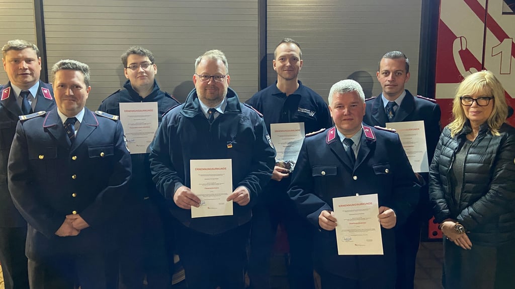 Bei der Jahreshauptversammlung der Freiwilligen Feuerwehr Randau-Calenberge: hinten Steven Schäfer, Stadtwehrleiter Nico Schmidt sowie Christoph Steddin und Lucas Arndt (alle befördert). Vorn Marc Steidel vom Amt für Brandschutz, Rettungsdienst und Katastrophenschutz, die beförderten Thomas Klewe und André Perlberg sowie Oberbürgermeisterin Simone Borris.