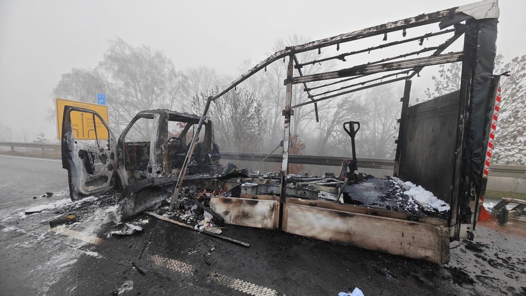 Ein brennender Lkw  hat für eine Vollsperrung der Bundesstraße 86 zwischen den Abzweigen Riestedt und Emseloh gesorgt.