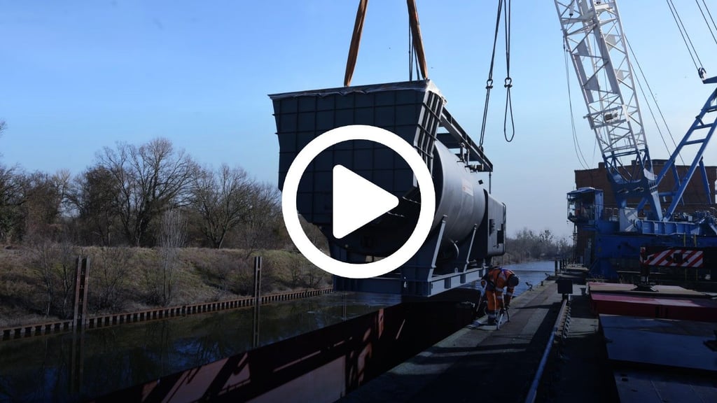 Der Kessel wird auf das Schubboot verladen. 