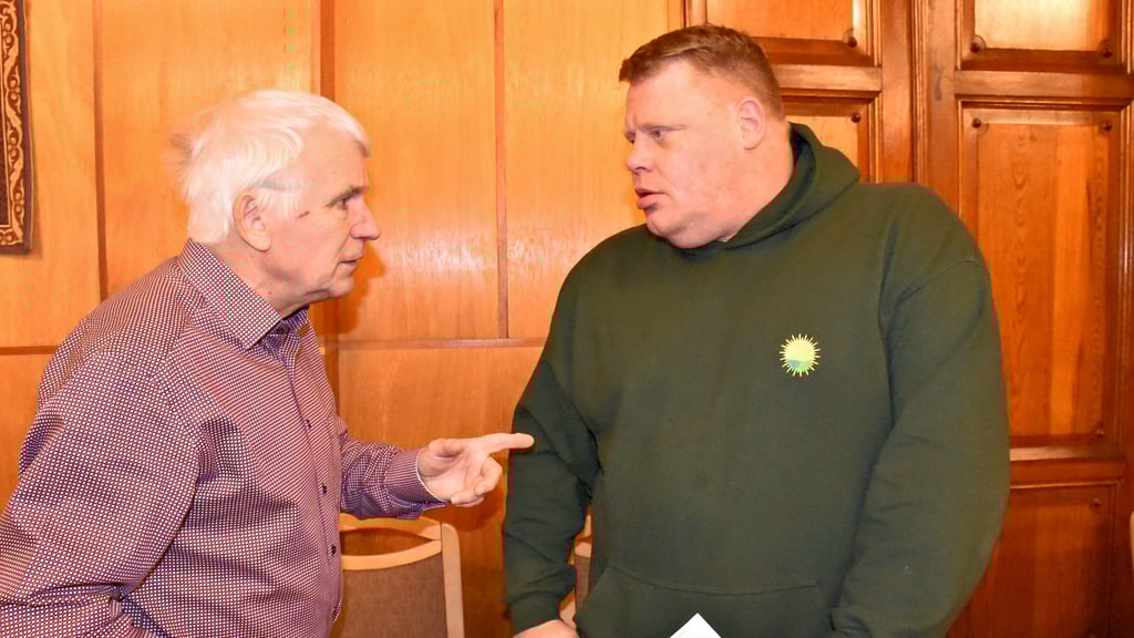 Reinhard Luckner vor der Stadtratssitzung am Mittwochabend im Egelner Rathaus im Gespräch mit dem Vertriebsleiter der Sonnenernte GmbH, Michael Günter-Rogalla. 