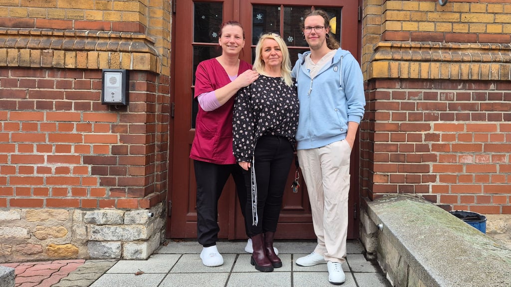 Pflegefachkraft Michaela Metz, Pflegedienstleiterin Mandy Freke und Pflegefachkraft Fabian Heuer sind drei der 42 Mitarbeiter des Altenbetreuungszentrums Wanzleben.