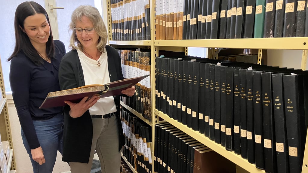 Christin Altaner (li.) und Angela Kadisch werfen einen Blick in die Unterlagen im Personenstandsregister des Weißenfelser Stadtarchivs.