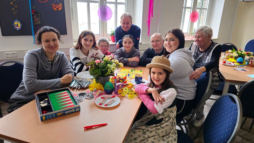 Bürgermeister Andreas Dittmann (hinten, rechts) hat kürzlich der Tafel einen Besuch abgestattet und sich über die Angebote informiert. Links daneben Tafel-Leiter Frank Schröter.