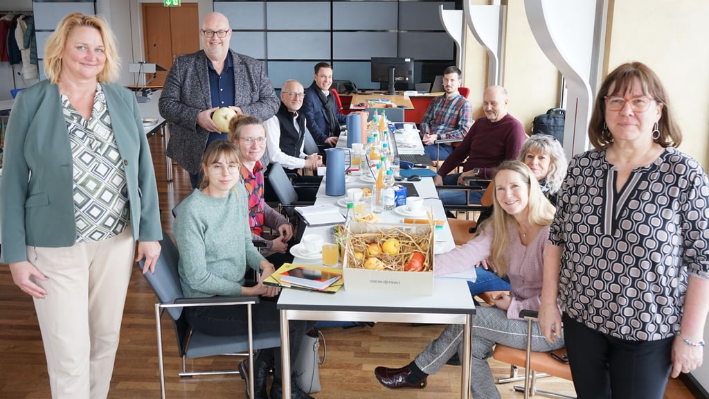 Wie wird künftig geheizt? Dazu hatte RKW-Geschäftsführerin Heidi Werner (l.) zu einem Netzwerktreffen eingeladen. Ausgerichtet wurde es im Wolmirstedter Rathaus. Dort ist Anja Schmidt (r.)  für kommunale Wärmeplanung zuständig. Begrüßt hat Bürgermeister Mike Steffens.