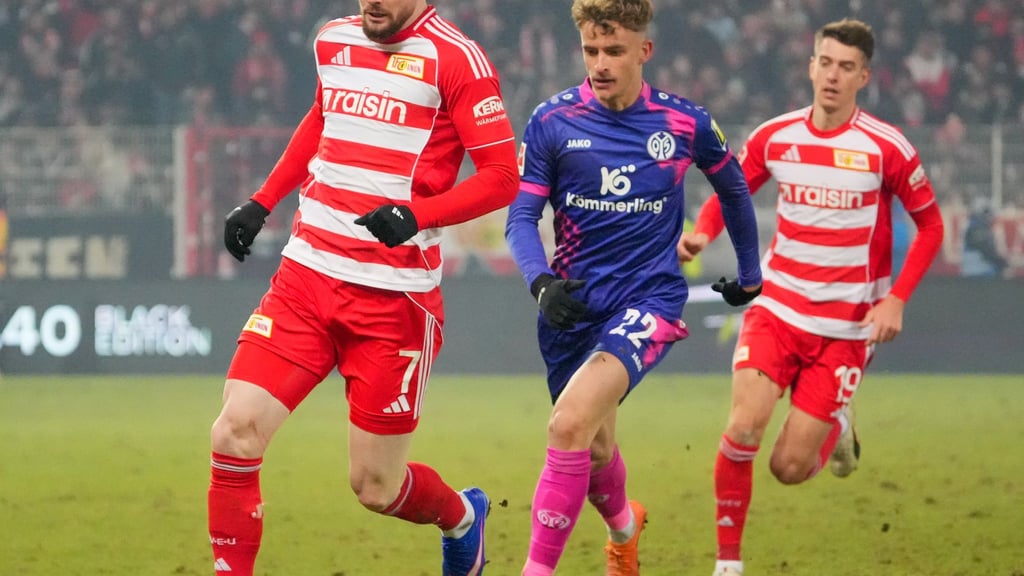 Oliver Burke (l.) soll für Union Berlin in Mönchengladbach stürmen, Janik Haberer (r.) hofft noch auf einen Einsatz. (Archivbild)