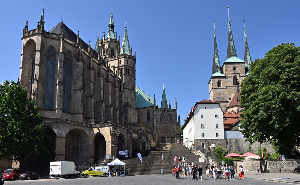 Erfurt mit Sehenswürdigkeiten wie dem Dom und Höhepunkten wie Weihnachtsmarkt und Domstufenfestspielen ist bei Touristen beliebt. (Archivbild)