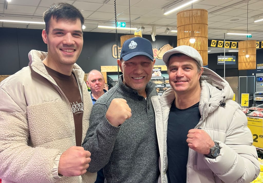 Box-Star Axel Schulz (Mitte) bei der Markt-Eröffnung in Magdeburg mit Nachwuchsboxer Michel Dobler und Trainer Dirk Dzemski.