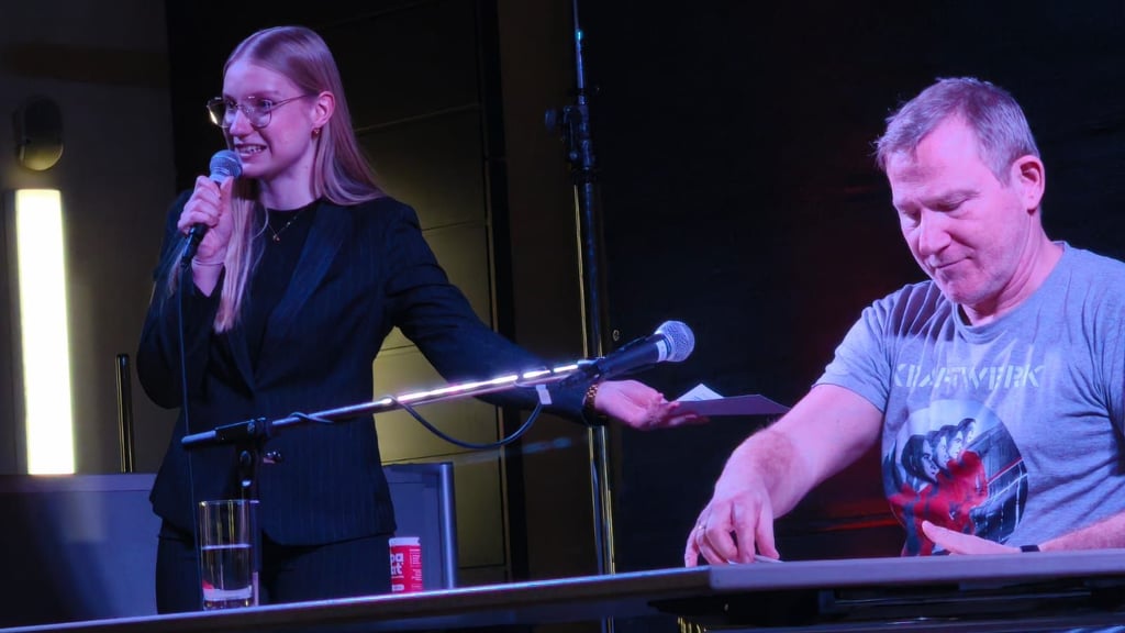 Die Chefin des Kurhauses, Sarah Pieper, begrüßt Kommissar Overbeck (Roland Jankowsky).