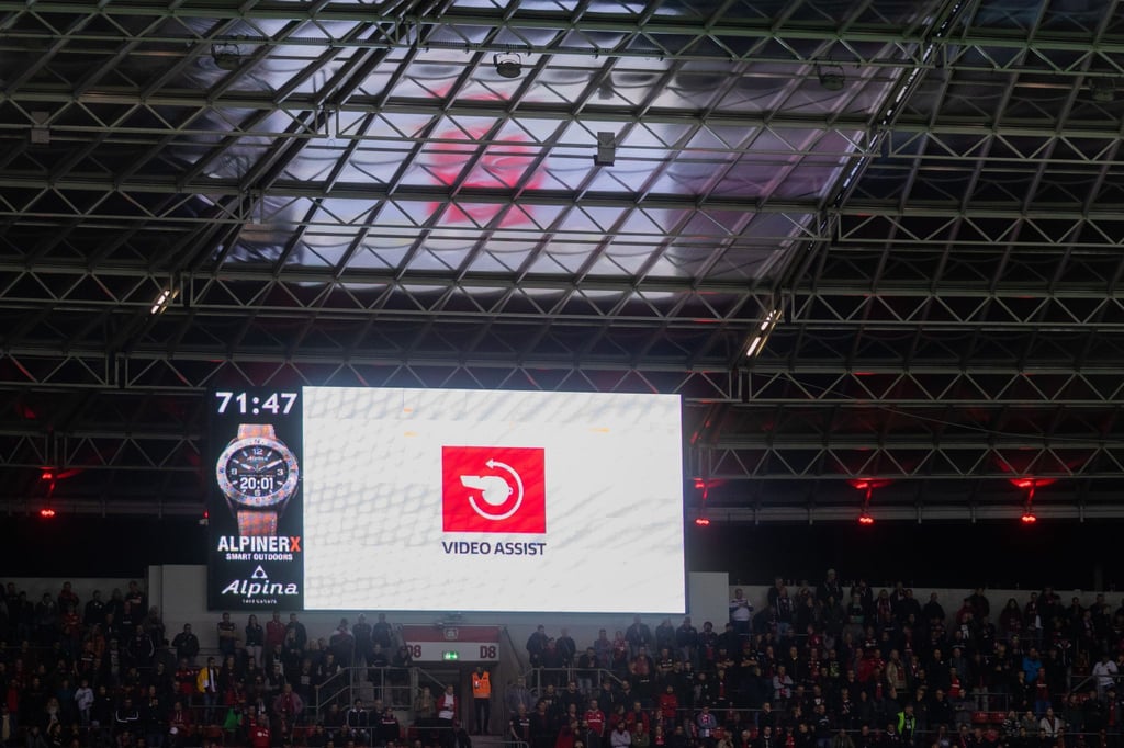 Das International Football Association Board (Ifab) entscheidet über neue Regeln für den Video-Referee. (Archivbild)