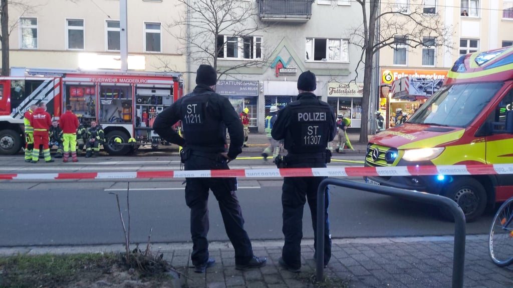 Großeinsatz im Norden Magdeburgs. Spezialkräfte sichern den Einsatzort ab. 