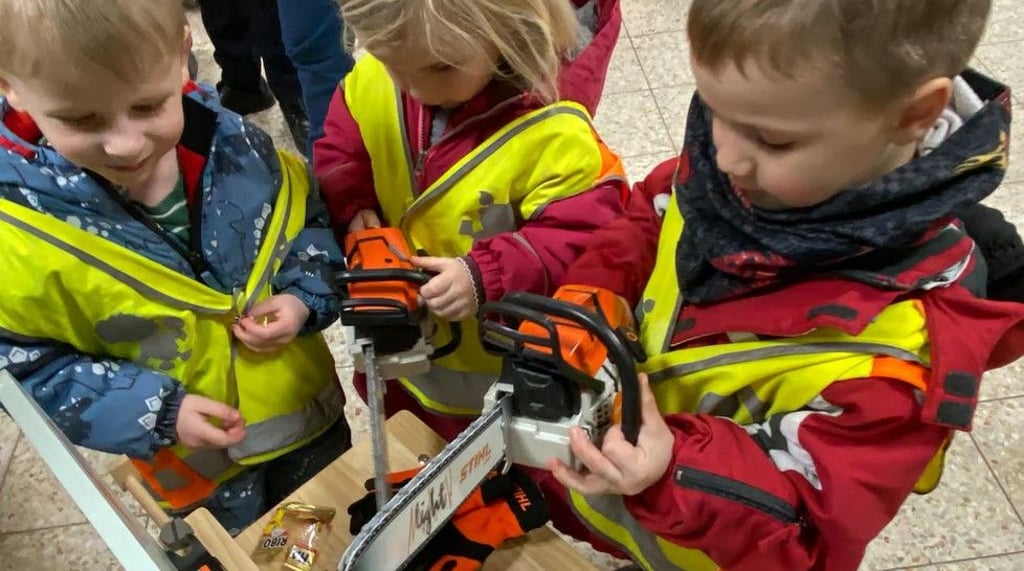 Kinder der Halberstädter Kita „Marie-Hauptmann-Stiftung“ probieren die Spielzeug-Werkbänke gleich mal aus.
