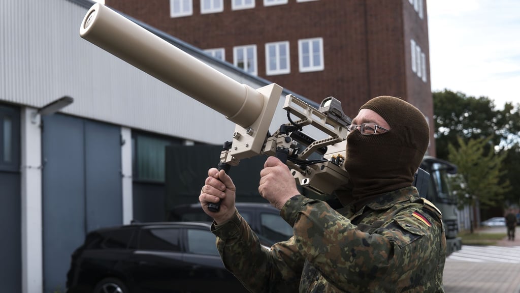 Die Streitkräfte dürfen bei der Abwehr von Drohnen in Zukunft Amtshilfe leisten - notfalls auch mit Waffengewalt. (Archivbild)