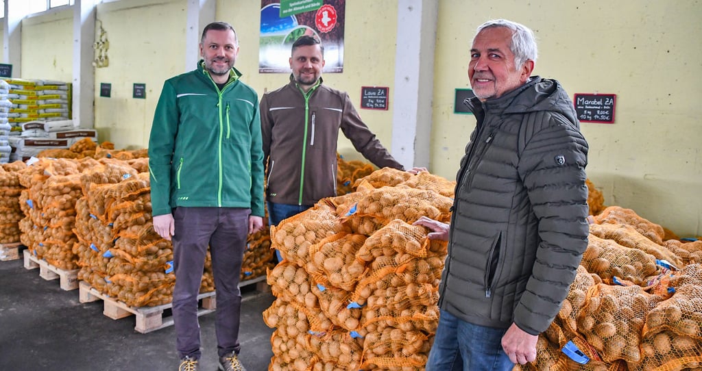 Generationswechsel im Kartoffel-Center Jävenitz: Friedhelm Matthies (von rechts) hat den Landhandel an seinen Sohn Christian und dessen Partner Thomas Füchsl übergeben.  Das Unternehmen firmiert jetzt unter Landhandel Jävenitz Matthies & Füchsl GbR.