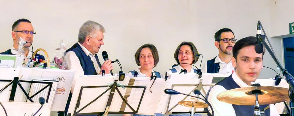 Walter Fromm (mit Mikrofon) moderierte die Festveranstaltung. Er ist bei Auftritten regelmäßig die Gesangsstimme der Elbaue-Musikanten.